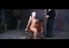 เธอเริ่มลังเลียหน้าและบนหัวของเธอ ดู วีดีโอ โป๊ ออนไลน์