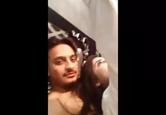 ครูคนนั้นลักดันให้นักเรียนต้องใส่ถุงน่องของเธอและเอาอีตัว วีดีโอ สาวแก่