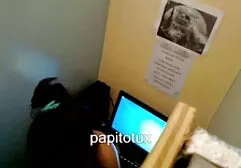 ฉันปีนขึ้นไปบนไปห้องน้ำล้างและฉี่ในเวลาเดียวกัน ดู วีดีโอ โป่