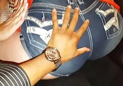 เธอดึงของเธอก้นกับมือและทำคะแนนเป็นตัวแสบอยู่ในก้น วีดีโอ x 18