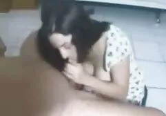 เธอสังเกตเห็นอยากจะนวดและตัดสินใจที่จะ วีดีโอ สาวแก่